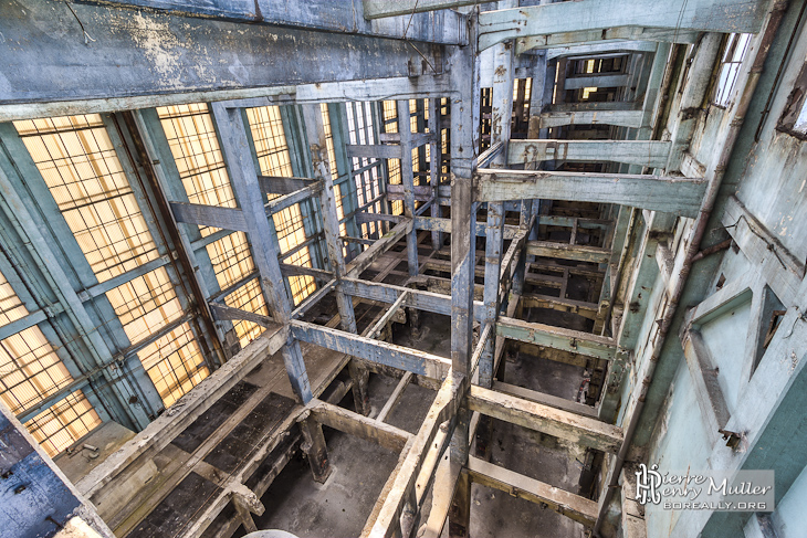 Structure en béton d'un hall à plusieurs étages à la centrale EDF Saint-Denis en TTHDR