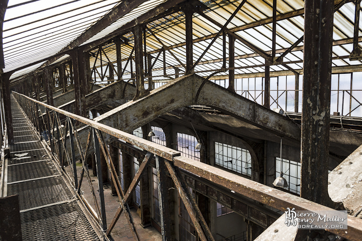 Structure métallique de la verrière du toit de la centrale EDF Saint-Denis