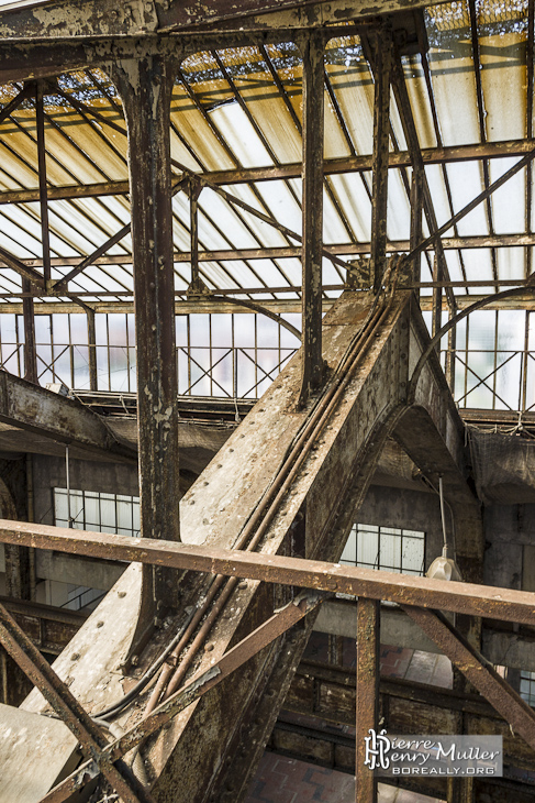 Structure de la verrière au dessus des chaudières de la centrale EDF