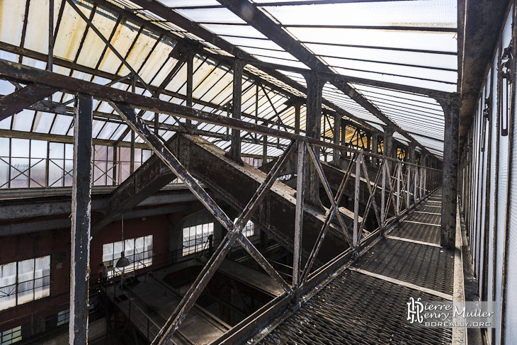 Structure de la verrière du toit de la centrale EDF Saint-Denis