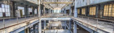 ...Photo TTHDR de la verrière et de la structure de la salle des machines de la centrale EDF Saint-Denis....