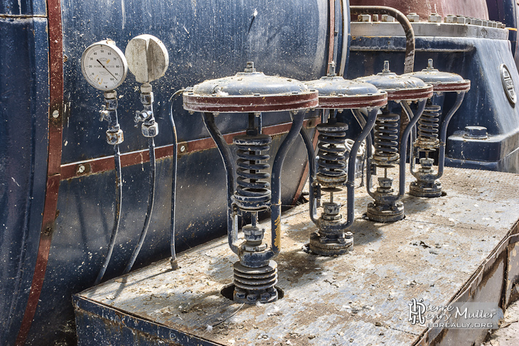 Valves à ressort de la chaudière à vapeur Alstom à la centrale EDF Saint-Denis