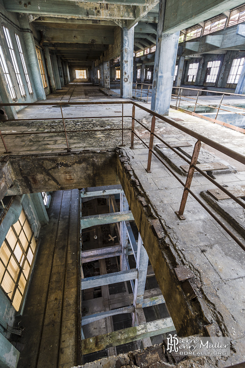 Vue au travers des étages du hall des machines à la centrale EDF