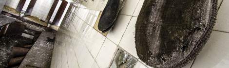 ...Plusieurs &eacute;tages du b&acirc;timent n&eacute;o-m&eacute;di&eacute;val servaient de vestiaires et de douches pour les mineurs. Ici deux b&eacute;rets sont encore accroch&eacute;s dans les vestiaires....