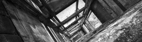 ...Descenderie d’ascenseur du puits numéro 3 du Hasard de Cheratte en noir et blanc....