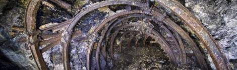...Le long de la galerie de roulage reliant Mascafia et le plateau de Barchon pour l’évacuation des stériles minières, un effondrement vertical s’est développé et a été consolidé par des arches métalliques pour soutenir la voute créée....