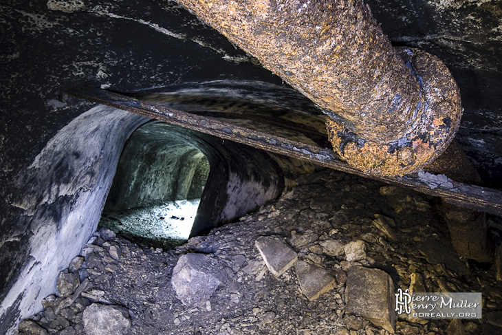 Embrenchement de la galerie de roulage et de la sorie d'aération forcée obstruée