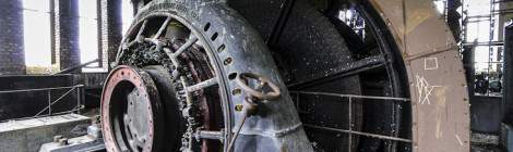 ...Le chevalement du puits numéro 1 utilisait deux moteurs électriques avec leurs blocs frein pour entrainer les deux bobines de câbles plats en acier d’un diamètre de 4,12 mètres de diamètre. La longueur des câbles approchait les 600 mètres....