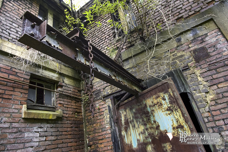 Porte rouillée et poutrelle de manutention aux ateliers de la mine de charbon