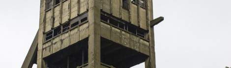 ...Le puits moderne de la mine de Cheratte avec la passerelle marqu&eacute;e &laquo; Hasard de Cheratte &raquo; au premier plan....