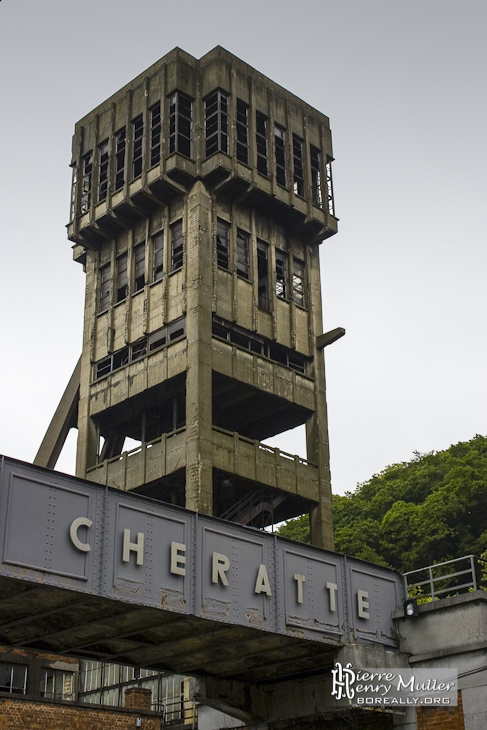 Puits moderne de la mine de charbon de Cheratte avec la passerelle