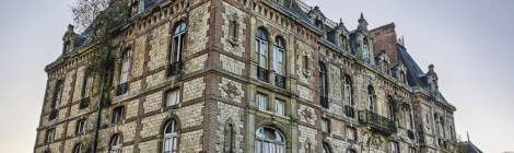 ...La façade nord du château abandonné de la duchesse d’Uzès à Bonnelles en HDR....