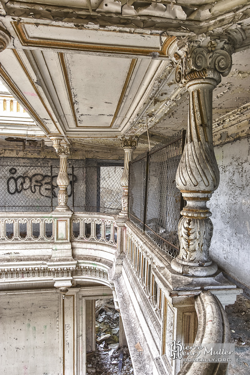 Colonnes du deuxième étage en TTHDR du château de Bonnelles