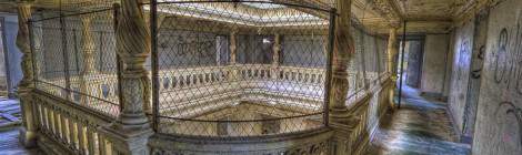 ...Colonnes de l’étage des terminales en HDR au château de Bonnelles...