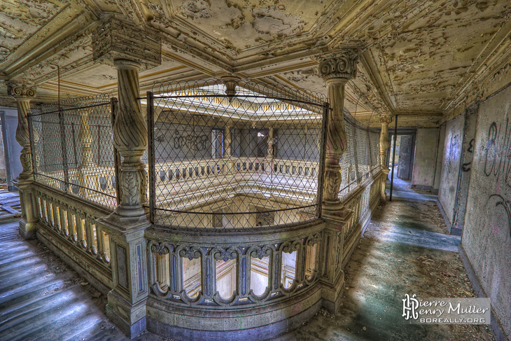 Colonnes de l'étage des terminales en HDR au château de Bonnelles