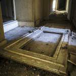 Couloir et porte au sol dans le château abandonné de Bonnelles