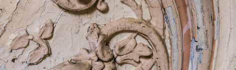 ...Les motifs des moulures sur les corniches du plafond sont très détaillées et on distingue ce qui semble être plusieurs mise en couleurs successives....