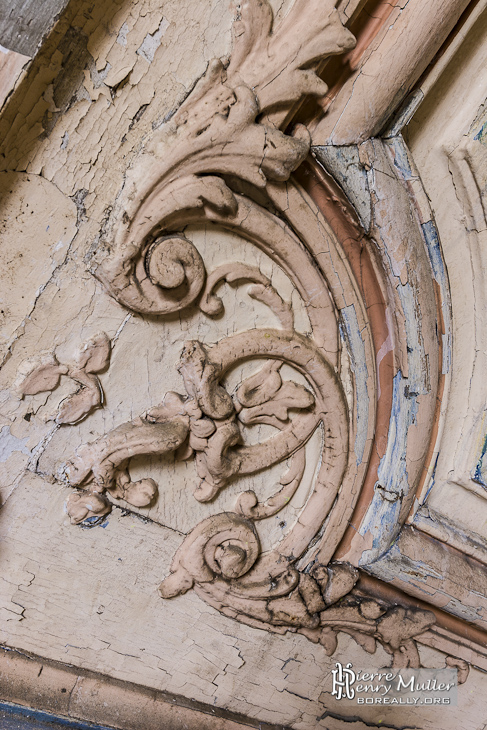 Détail sur une partie des moulures des corniches du plafond du château de Bonnelles