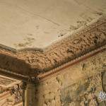 Détails des moulures au plafond dans les pièces principales du château de Bonnelles