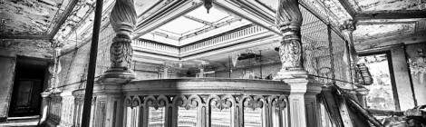 ...Photo HDR en noir et blanc des colonnes sculptées en bois de l’étage des terminales du château de Bonnelles....