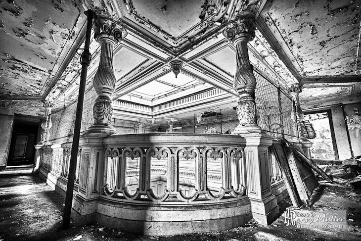 HDR noir et blanc des colonnes sculptées en bois du château de Bonnelles