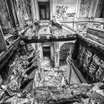 HDR noir et blanc du palier et des escaliers effondrés du château de Bonnelles