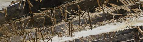 ...Une partie du plafond est effondré montrant la structure en bois servant de support au plafond en plâtre....