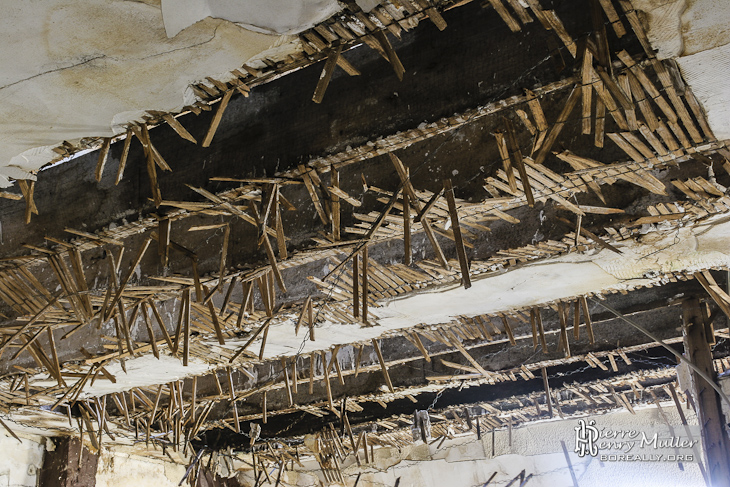 Plafond en platre en partie effondré au château de Bonnelles