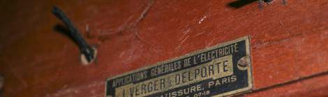...Cette plaque d’identification comporte deux numéros de téléphone à 4 chiffres. Elle est apposée sur un panneau électrique pour identifier la source. Applications générales de l’electricité J.Verger et Delporte 141 ter rue Saussure Paris Téléphone 07-17 et 07-18...