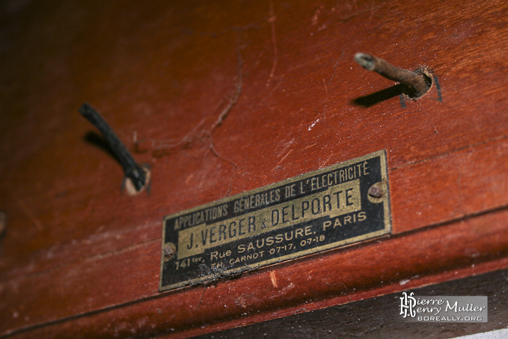 Plaque d'identification avec numéro de téléphone à 4 chiffres au château de Bonnelles