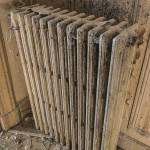 Radiateur en fonte des grandes salles du château de Bonnelles