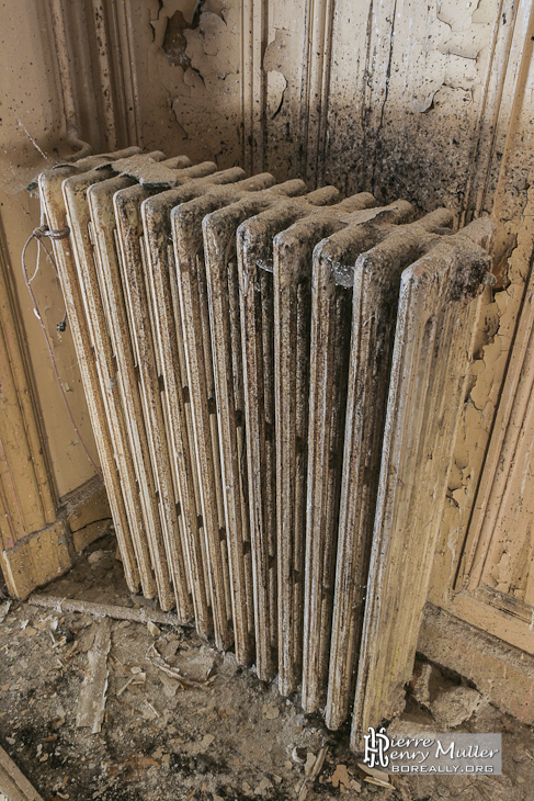 Radiateur en fonte des grandes salles du château de Bonnelles