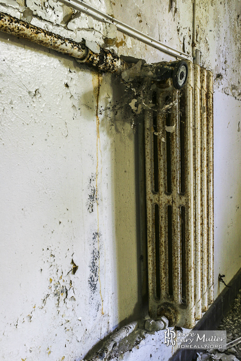 Radiateur en fonte dans une pièce du château de Bonnelles