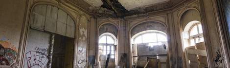 ...La pièce principale du château fait 25m de long pour 8m de large et 6m de hauteur. Une grande cheminée dominait la pièce mais elle a été enlevée....