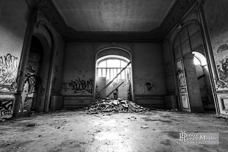 Salon secondaire en noir et blanc du château de Bonnelles