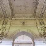 Sculptures du duc et de la duchesse d'Uzès dans le vestibule du château de Bonnelles