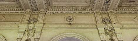 ...Les deux portraits sculptés accroché de part et d’autre de l’arcade principale du vestibule du château semblent représenter Anne de Rochechouart de Mortemart la duchesse d’Uzès à gauche et son mari Emmanuel de Crussol d’Uzès 12ème duc d’Uzès à droite....