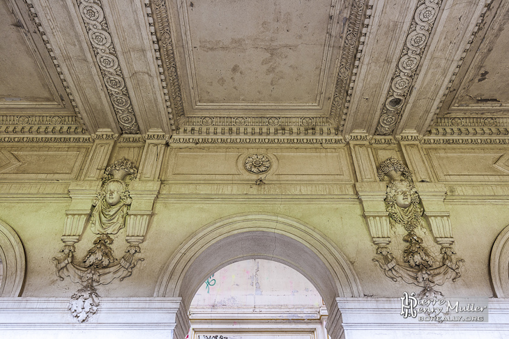 Sculptures du duc et de la duchesse d'Uzès dans le vestibule du château de Bonnelles