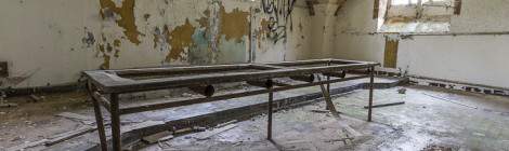 ...Cette longue table est présente dans une pièce du sous-sol du château abandonné....