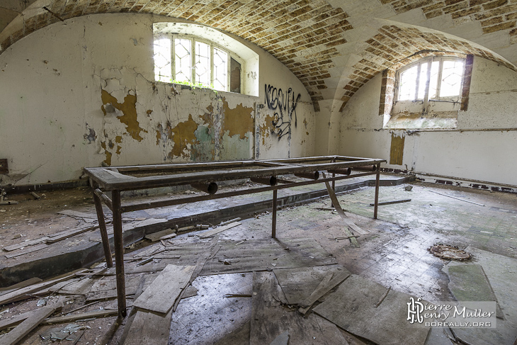 Table dans les sous-sols au château de Bonnelles