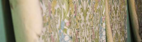 ...Une vieille tapisserie au mur avec des motifs à fleurs et couleurs des années 1970....