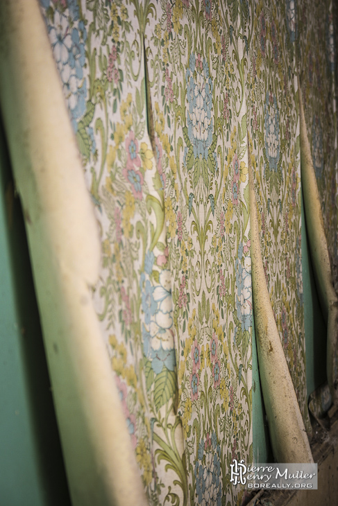 Vieille tapisserie aux motifs à fleurs et couleurs des années 1970 au château de Bonnelles