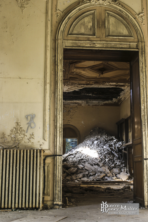 Vue d'un effondrement du plafond et des étages supérieurs au château de Bonnelles