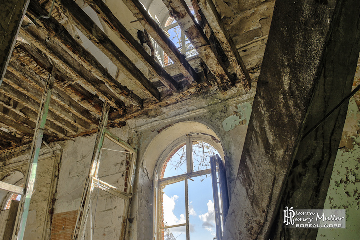 Vue intérieures en HDR de deux étages du château de Bonnelles