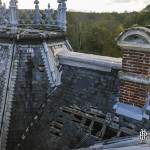 Vue sur le toit en cours d'effondrement du château abandonné de Bonnelles