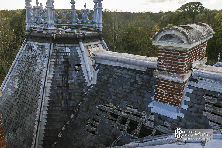 Vue sur le toit en cours d'effondrement du château abandonné de Bonnelles