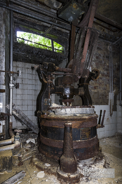 Ancienne machine à laver dans les caves du château Mesen