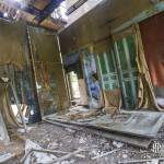 Arrière scène du théâtre du château Mesen avec ses décors abandonnés