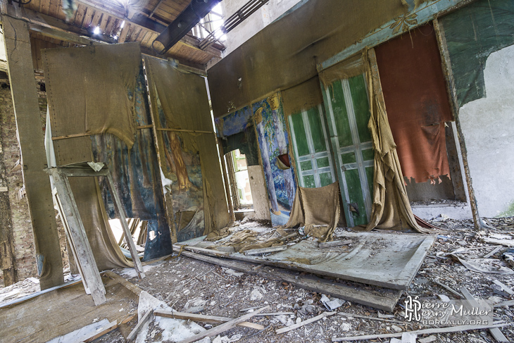 Arrière scène du théâtre du château Mesen avec ses décors abandonnés