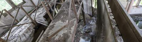 ...Cintre à décors du théâtre abandonné du château de Mesen...